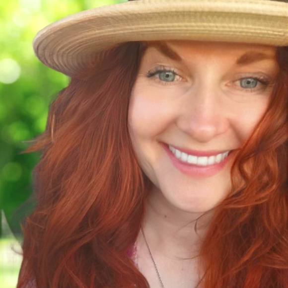 Irish lass π who loves the creativity of thrifting, toad lover, actor. - Picture 1 of 2